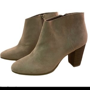 Size 10 ankle boot booties heel faux suede